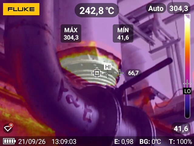 Imagem termográfica de tubulação industrial mostrando ponto de perda de calor, usada para diagnóstico antes do isolamento