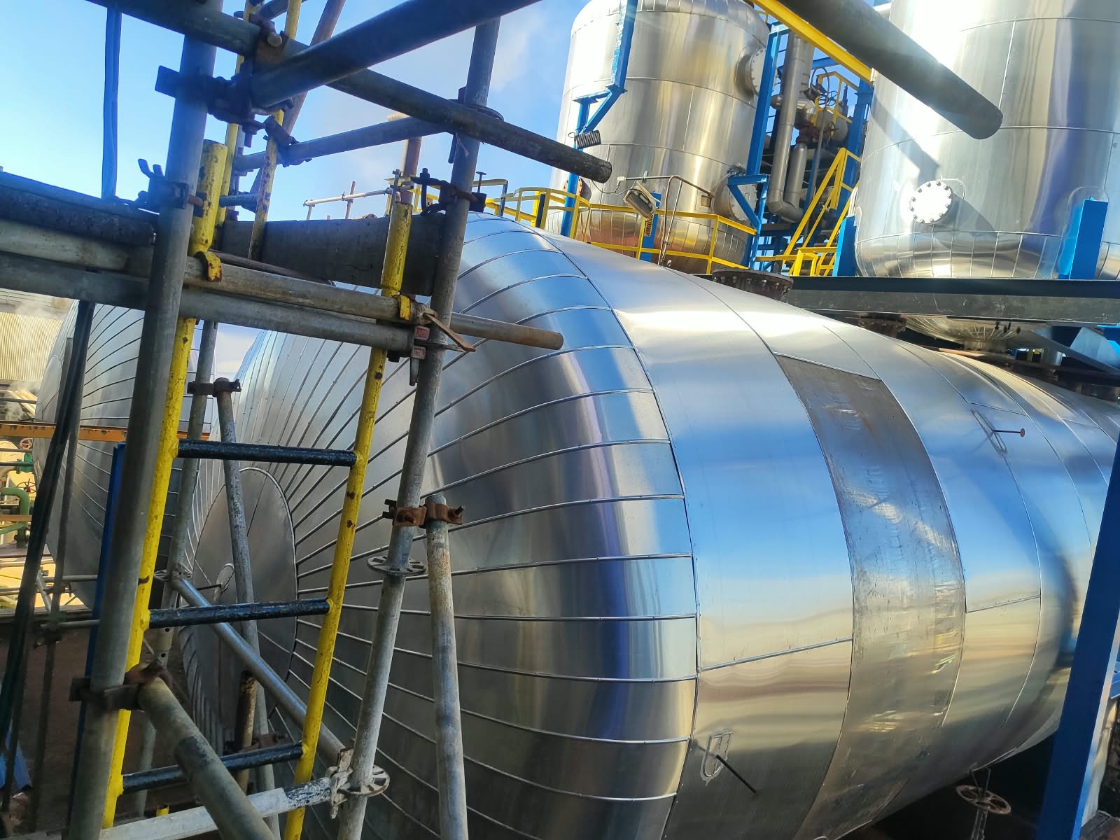 Tanque industrial com isolamento térmico em chapa metálica executado pela BR Isolamentos