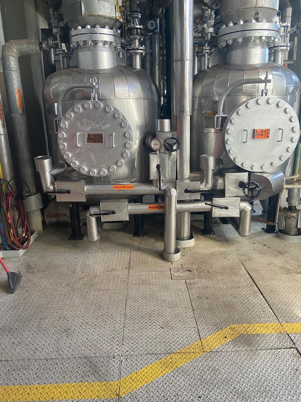 Isolamento térmico de vasos de pressão gêmeos em planta industrial