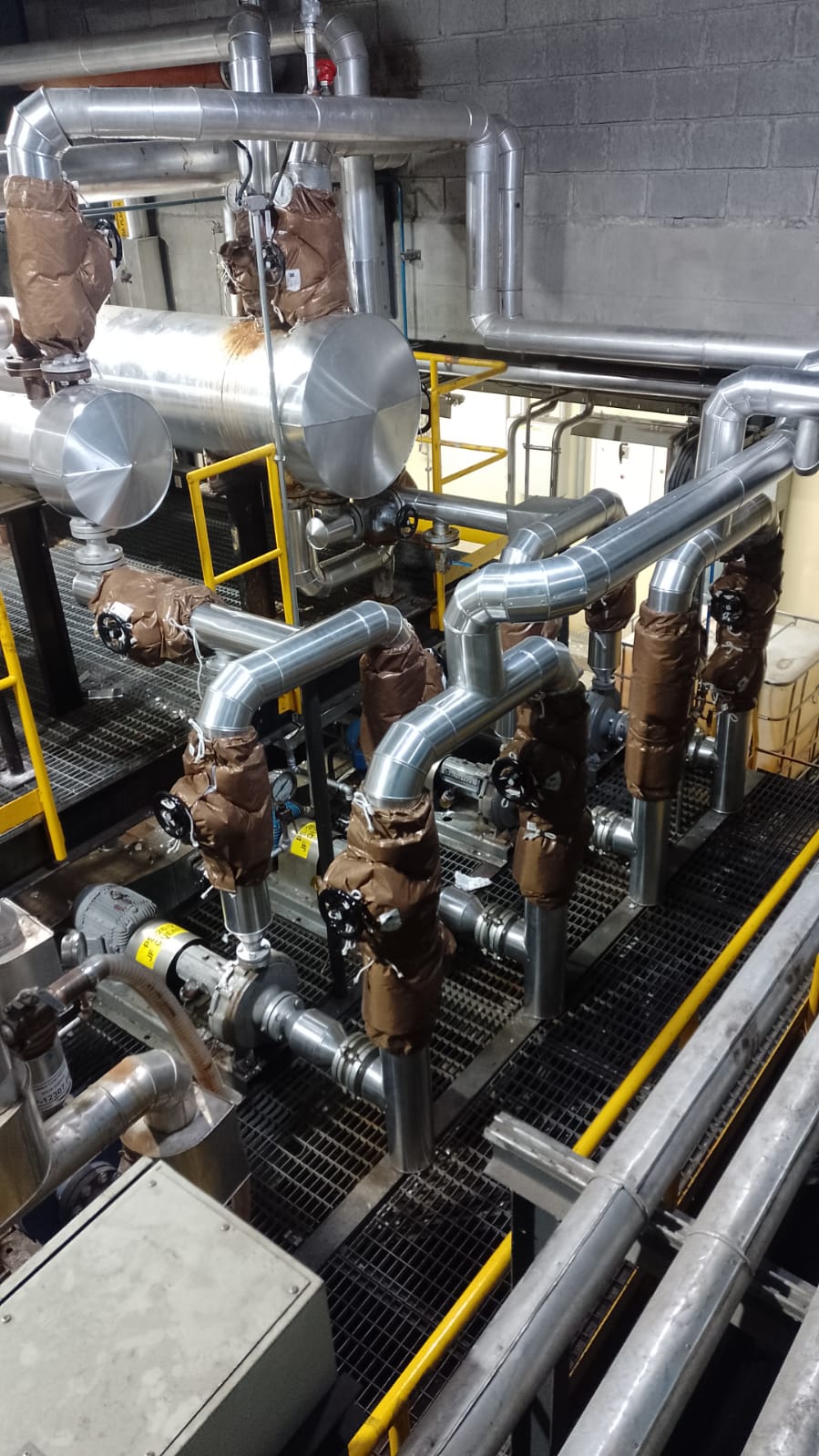Rede de tubulações industriais com isolamento térmico e barreira de vapor