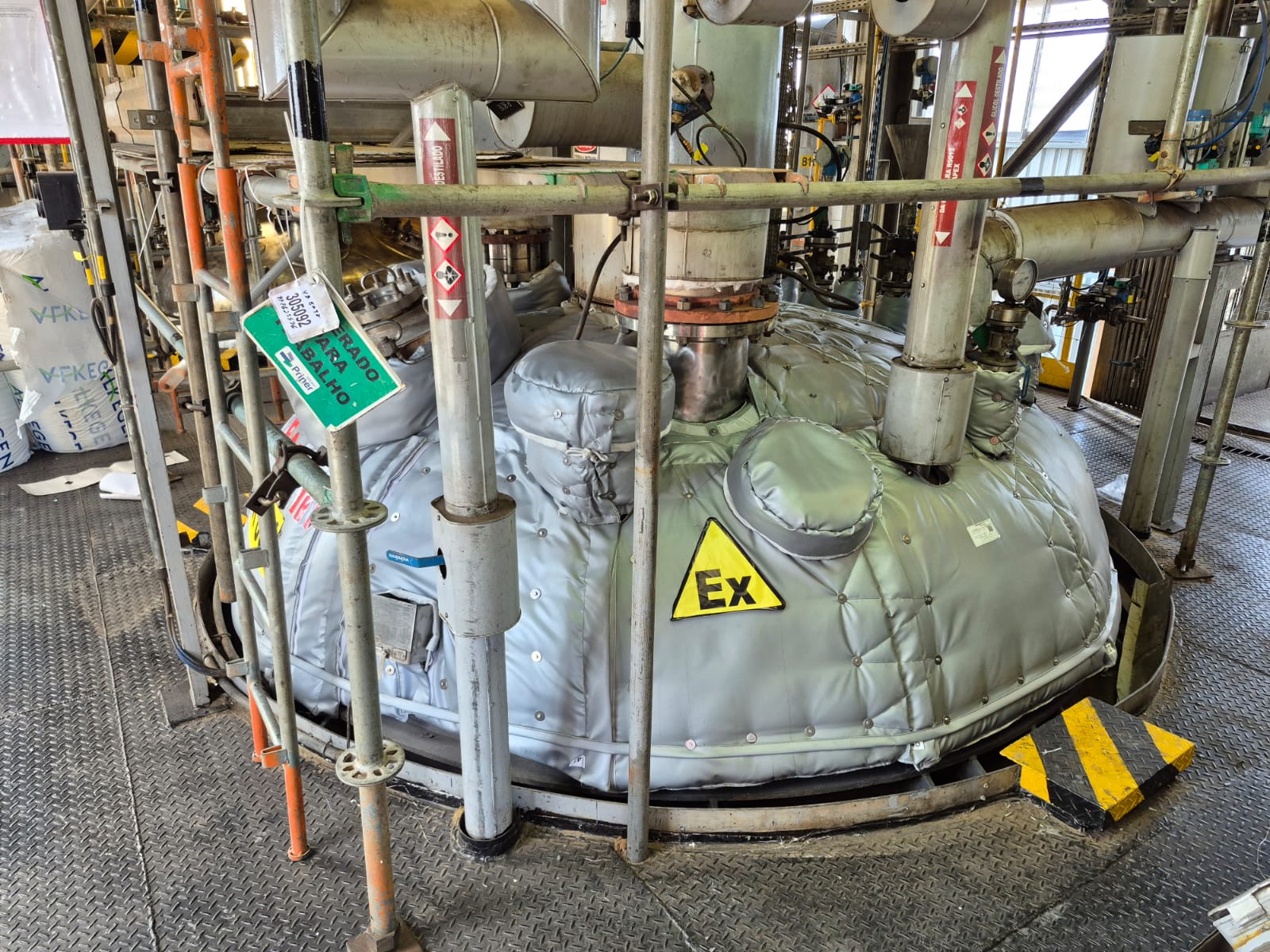 Isolamento térmico removível em reator industrial