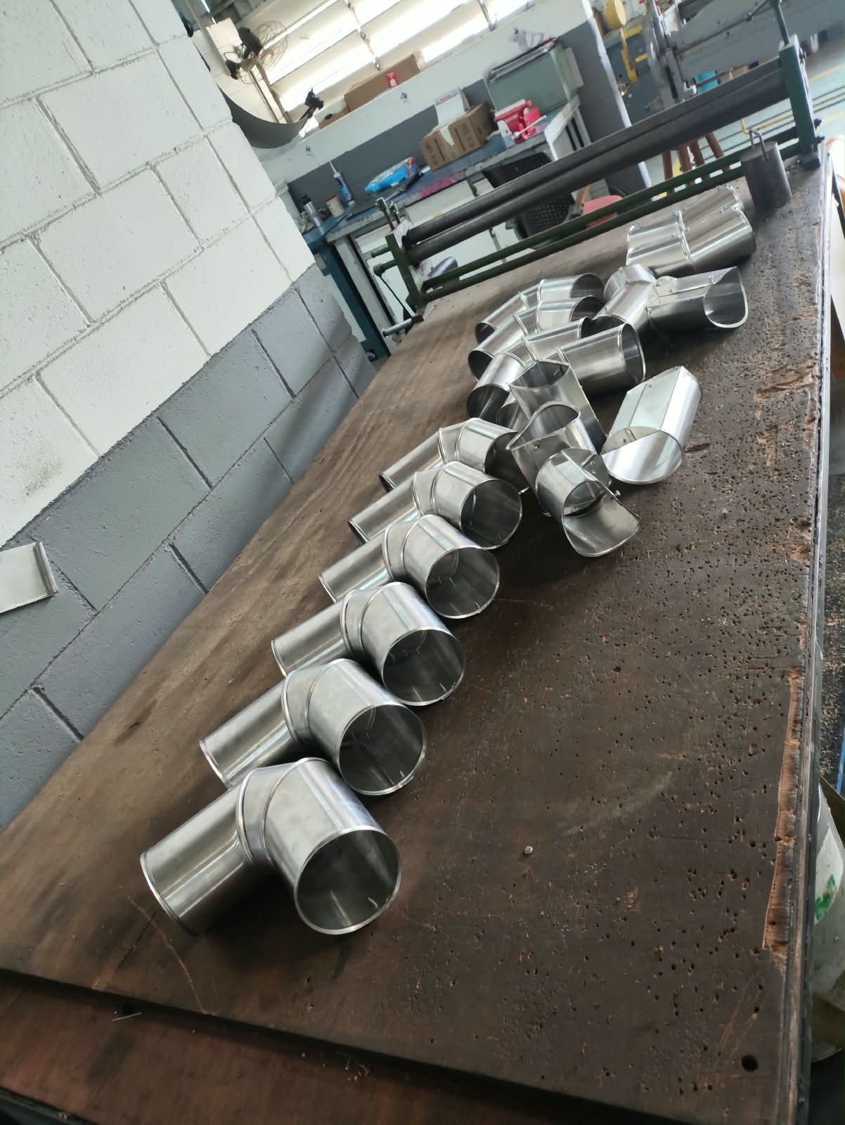 Fabricação de revestimento metálico para isolamento térmico em oficina da BR Isolamentos