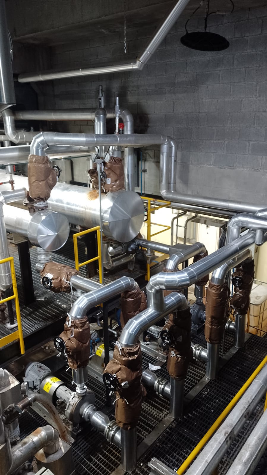 Rede de tubulações isoladas em plataforma elevada de planta industrial