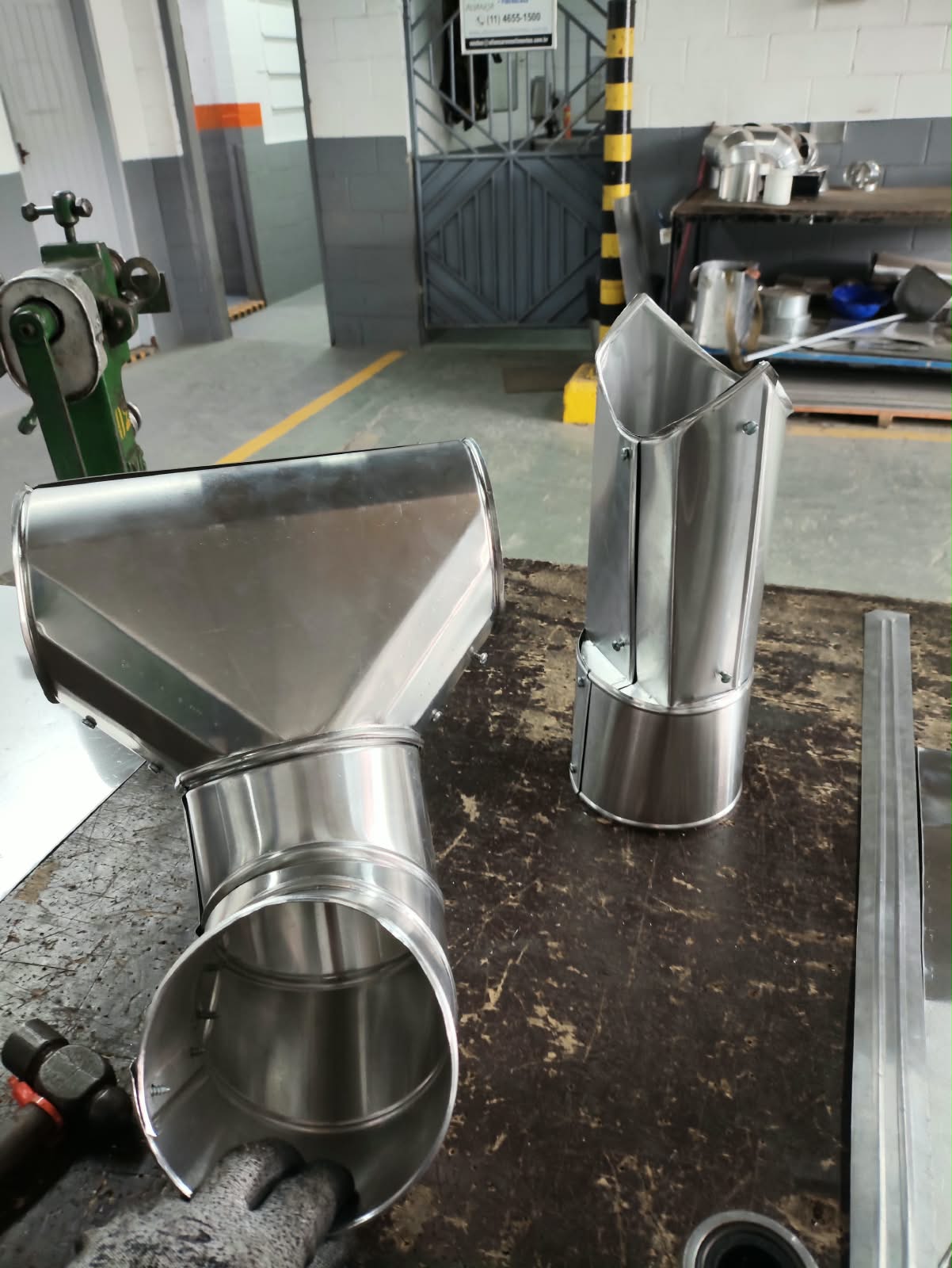 Peças pré-fabricadas de revestimento metálico prontas para instalação